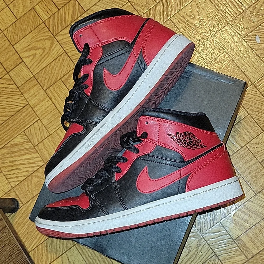 Air Jordan 1 Mid Banned